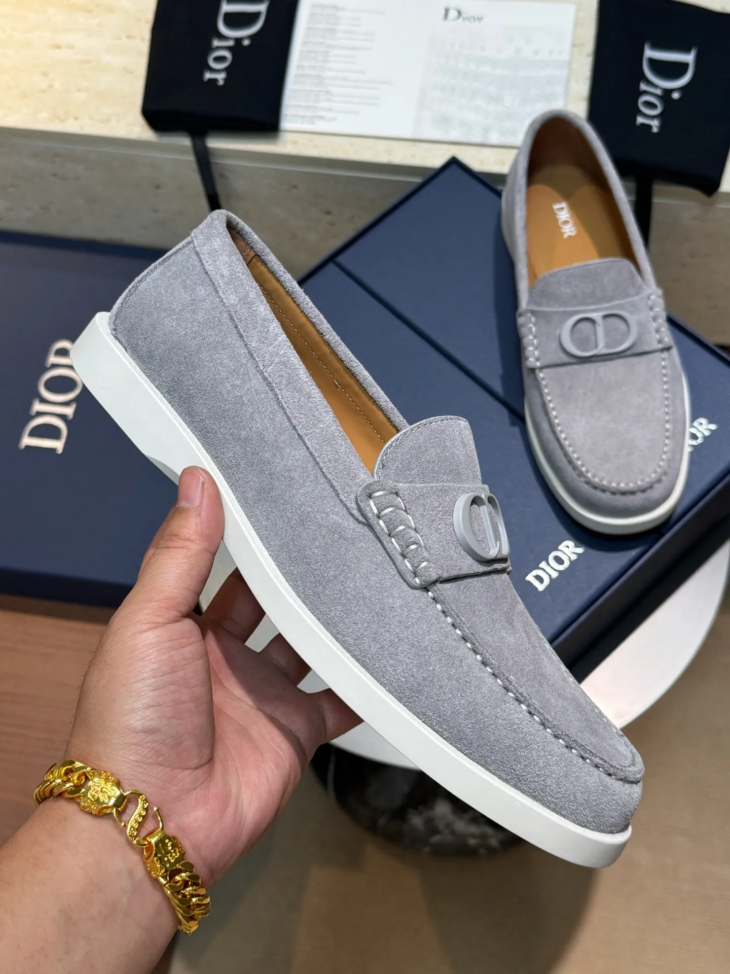 Factory price: 420💰Dior*Granville men's lace-up casual shoes-original replica Buy the original version and get a one-to-one replica. It is a casual dress shoe. Crafted from luxuriously soft navy suede, it features an Oblique printed panel on the upper. The lightweight white rubber sole adds sophistication, with an Oblique pattern engraved on the outsole and branding on the back. Adds elegance to any casual look. Imported cowhide suede + imported cowhide lining + original outsole Size: 39-44 (45 46 customized)